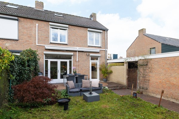 Foto - Verkocht onder voorbehoud: Rustig, aan verkeersluwe straat gelegen, goed onderhouden, half vrijstaande eengezinswoning met zolder, kelder, tuin, garage en
carport in Landgraaf